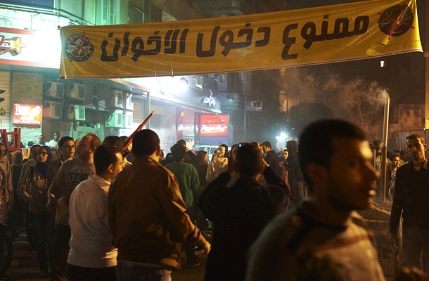 Demonstracije na trgu Tahrir v Kairu te dni. Na napisu piše: »Vstop Muslimanski bratovščini prepovedan.«