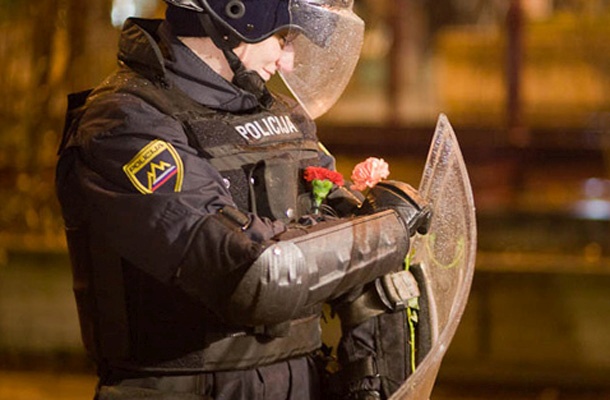 Nekateri so ostali na prizorišču in policistom, ki so se postavili pred stavbo, povedali, da ne protestirajo proti njim ter so jim ponudili cvetje.