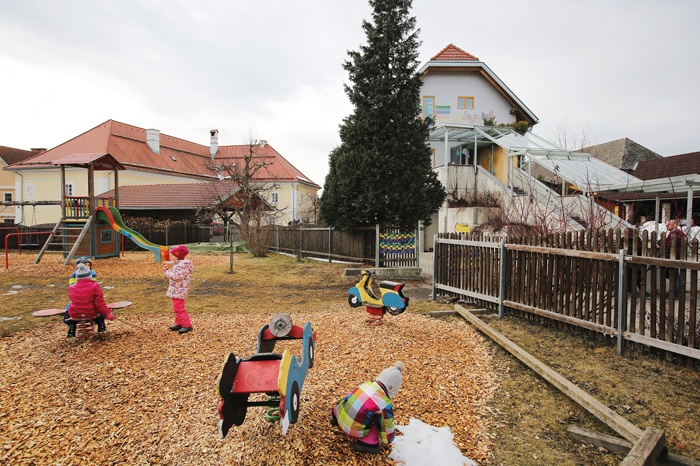 Slovenski otroški vrtec Mavrica v Dobrli vasi. Stranki SPÖ in FPÖ sta sredi devetdesetih glasovali proti slovenskemu programu v lokalnem vrtcu. Zato so občani ustanovili svoj, zasebni vrtec. Po tem modelu je kasneje nastalo še deset podobnih slovenskih vrtcev, ki še vedno nimajo rešenega statusa.