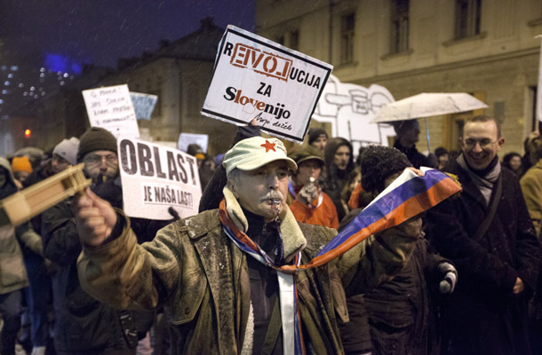 Protestniki med drugim zahtevajo tudi več vpliva ljudi na to, kdo bo sedel v DZ.