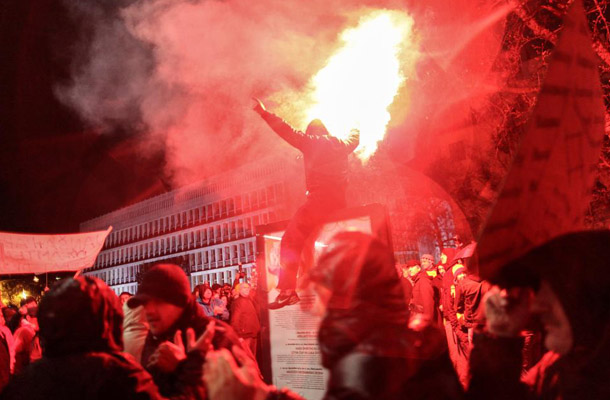 Izgredniki so se pomešali med protestnike v Ljubljani in se pognali v policiste ter nanje metali različne predmete.