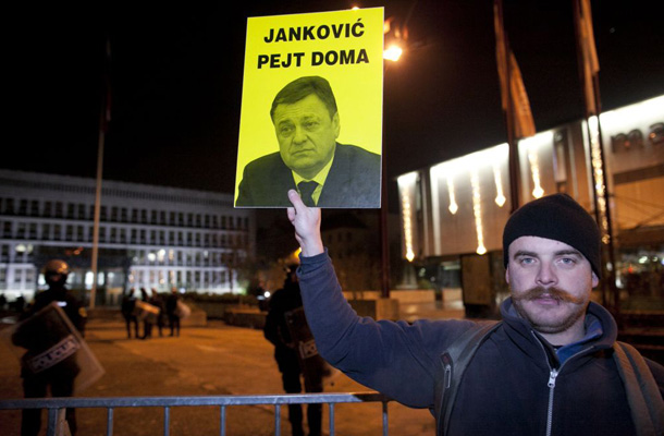 Pred parlamentom je policija postavila varnostne ograje in zagradila del Trga republike.