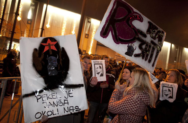 V Ljubljani so se na tako imenovanem Shodu proti politični in županski eliti Slovenije začeli zbirati okoli 16. ure na Kongresnem trgu.