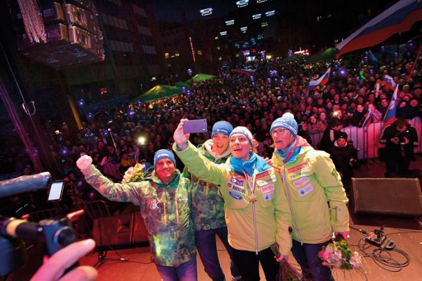 lka Štuhec z ekipo, sprejem za svetovno prvakinjo v smuku 2017, Trg Leona Štuklja, Maribor