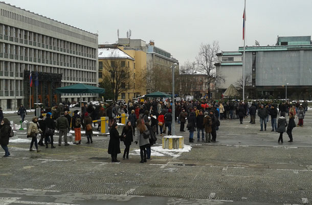 Spoštovani rektor, dobili ste enajst tisoč podpisov strinjanja z vašim pismom, a ne z vašim zahrbtnim načinom organiziranja protestov. Ta zmaga ni vaša, je naša – študentska!