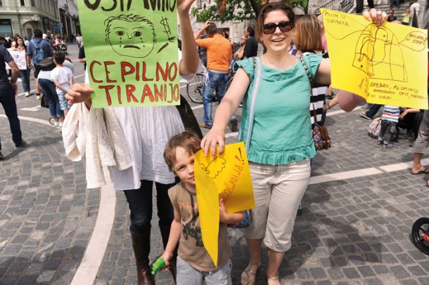 Nekateri v Sloveniji nasprotujejo obveznemu cepljenju, drugi opozarjajo na vse nižjo stopnjo precepljenosti.