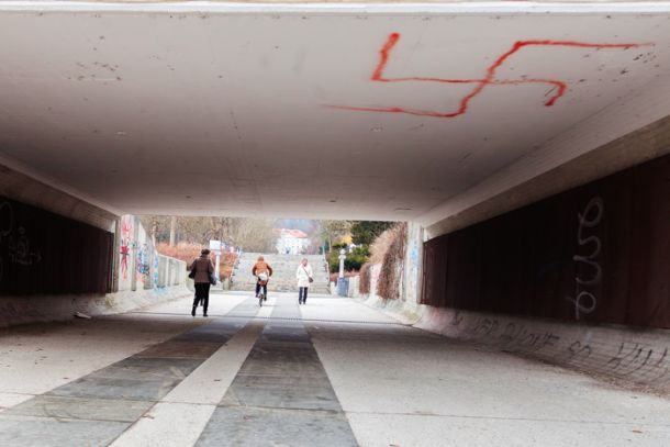 Foto tedna: Svastika v ljubljanskem podhodu Tivoli.