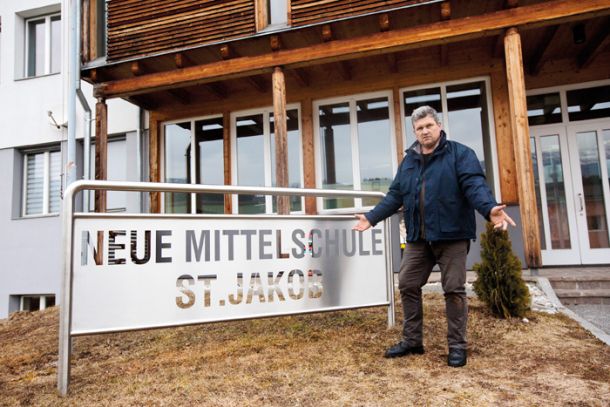 Slovenec Franz Baumgartner: »Poglejte to. Je to kompromis? To ni 7. člen. To ni niti 99. člen. Napis je narejen nam v posmeh – načrtno.« 