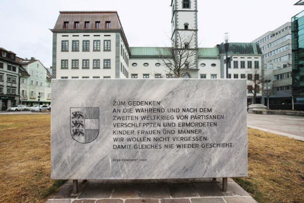 Osrednji spomenik v Celovcu, na Stolnem trgu, postavljen leta 1992, v spomin na otroke, žene in može, ki so jih med vojno in po njej ugrabili in ubili partizani. Kot je napisal novinar Bernhard Torsch iz Celovca, nič od napisanega ne ustreza zgodovinskim dejstvom. »Res je le, da so partizani pred ljudska sodišča postavili le nekaj nacističnih funkcionarjev, ki so še posebej gnusno delovali proti preganjani slovenski manjšini …«