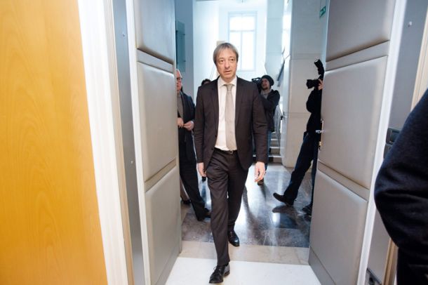 Koroški odvetnik Rudi Vouk, sicer zaslužen za nekatere odločitve avstrijskega ustavnega sodišča o dvojezičnih krajevnih napisih. Vouk je z avtomobilom s preveliko hitrostjo vozil skozi vasi in na sodišču trdil, da je nemška enojezična označba neveljavna. 