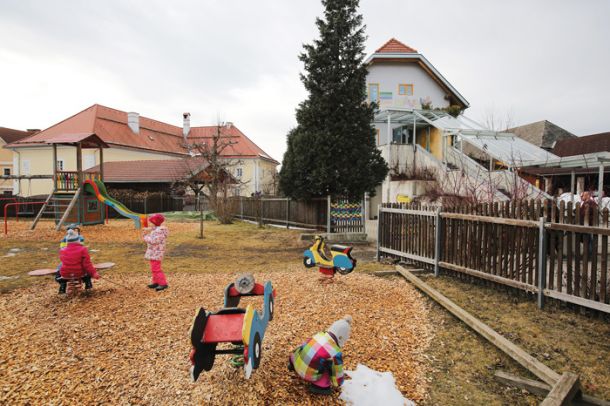 Slovenski otroški vrtec Mavrica v Dobrli vasi. Stranki SPÖ in FPÖ sta sredi devetdesetih glasovali proti slovenskemu programu v lokalnem vrtcu. Zato so občani ustanovili svoj, zasebni vrtec. Po tem modelu je kasneje nastalo še deset podobnih slovenskih vrtcev, ki še vedno nimajo rešenega statusa. 