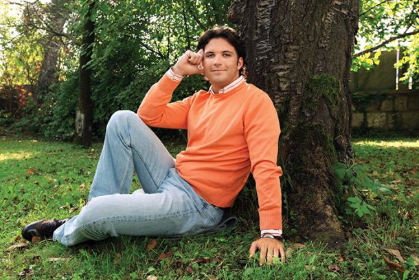 Marko Kastelic, predsednik Mladega foruma SD, leta 2009. Tudi Borut je v študentskih letih rad nosil puloverje v takšnih barvnih odtenkih.