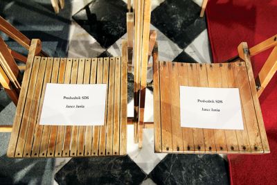 RKC je Janezu Janši ob ustoličenju novega nadškofa namenila dva stola, njegove Urške pa ne priznava