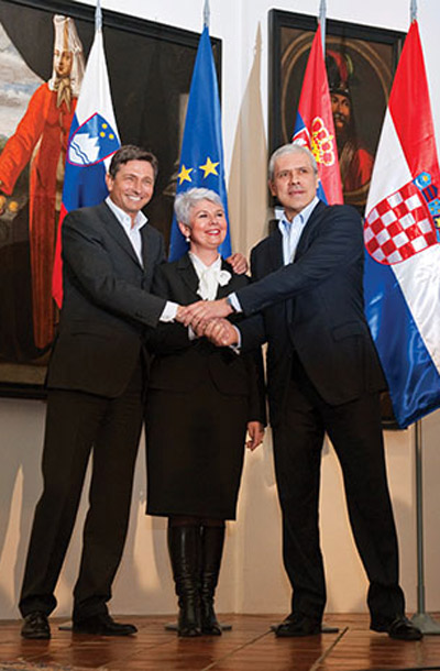 Na fotografiji je lepo videti, da ima naš Borut pristen odnos tako z Jadranko kot z Borisom, odnos med slednjima pa je zaenkrat še bolj hladen, lahko bi celo rekli, da Boris daje vtis, da bi bil raje v zvezi sam z Borutom.
