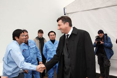 Borut Pahor se je ob otvoritvi črpalne hidroelektrarne Avče srečal z japonskimi delavci, ki so sodelovali pri gradnji.