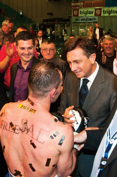 Z obema, Borut. Samo, da pade.