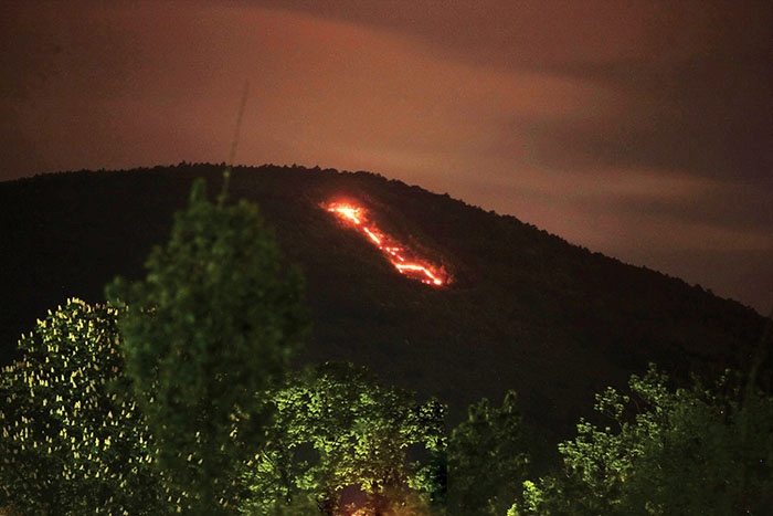 Napis na Kokoši nad Lipico, ki so ga videli daleč po Tržaškem krasu