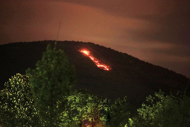 Napis na Kokoši nad Lipico, ki so ga videli daleč po Tržaškem krasu
