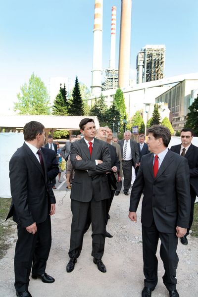 Borut Pahor: »Ob iskanju izhoda iz krize sem se vprašal kot moj veliki predhodnik Lenin: Kaj storiti? In odgovor je bil na dlani: Več luči!« (na sliki Pahor v TEŠ)