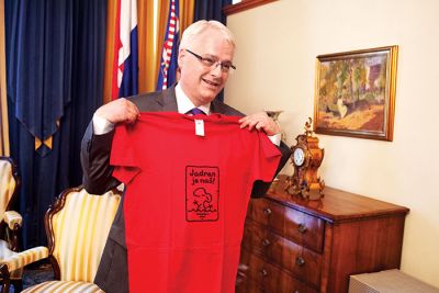 Ivo Josipović z našo majico, ki jo je dobil v dar po intervjuju za posebno poletno številko Mladine, ki bo izšla 1. julija