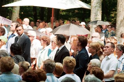 Borut Pahor na soncu, drugi v senci
