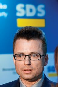 Založba SDS vstopa na slovenski knjižni trg z lastnim izvirnim sloganom: “Knjiga je orožje, vzemi jo v roke!”
