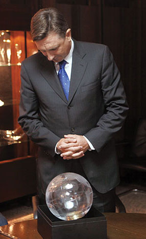 Ali bom zmagal na volitvah leta 2012? Ali bom še vedno najlepši? Ali bomo dobili stik z odprtim morjem? Ali bodo Janšo prej zaprli, kot bosta z Urško dobila otroka?