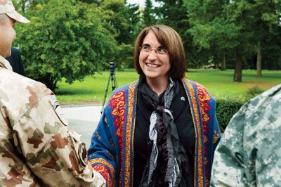 Ljubica Jelušič je bila ob odhodu slovenskih vojakov v Afganistan odeta v pristen afganistanski tepih oziroma preprogo. 