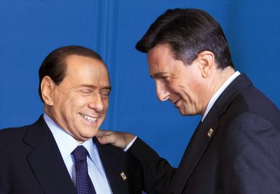 Silvio Berlusconi in Borut Pahor sta se 4. februarja v Bruslju dogovorila, da si izmenjata Ruby in Simono. Obama pa naj se kar pod nosom obriše za svojega zapornika. Kaj pa je skoparil s fototerminom!