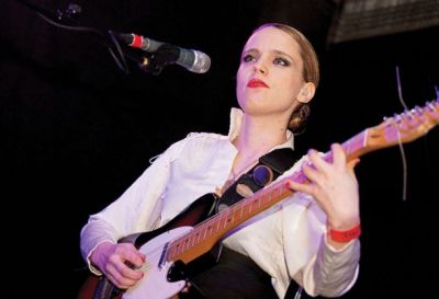 Anna Calvi, glasbenica z izjemno vizijo, ki navdih črpa iz prvinskih razpoloženjskih motivov. 