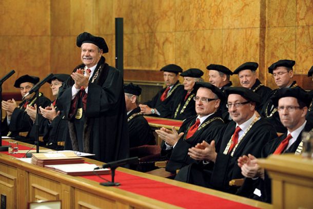 Rektor Univerze v Ljubljani dr. Stane Pejovnik in drugi visoki predstavniki naše največje univerze. Ta je, kot ugotavlja dr. Altbach, že zdaj najboljša na tem območju.