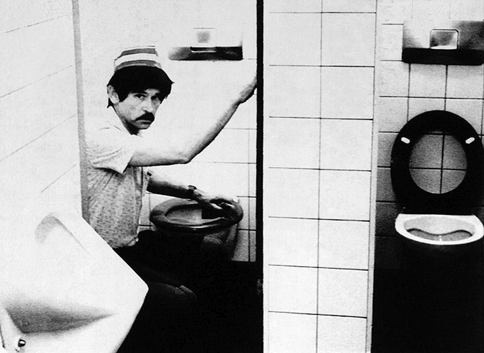 Nemški raziskovalni novinar Günter Wallraff. Na prvi fotografiji je preoblečen v turškega delavca Alija, na drugi pa je novinar Hans Esser, ki je razkril uredniško politiko tabloida Das Bild.