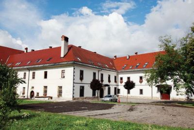 Samostan za 4,7 milijone evrov
