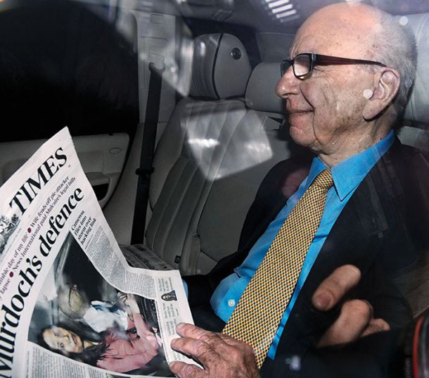 Rupert Murdoch, medijski magnat, ki po nekaterih podatkih nadzoruje več kot 70 odstotkov medijskega trga v Avstraliji, skoraj 40 odstotkov v ZDA in »samo« 20 odstotkov v Veliki Britaniji, kjer ima v lasti The Sun, The Times, Sunday Times. Na sliki dan po zaslišanju z naslovnico »svojega« časopisa.