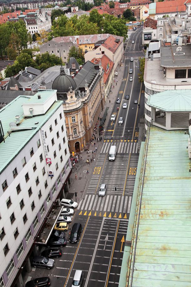 Slovenska cesta je zaradi tako imenovanega učinka kanjona ena najbolj onesnaženih v Ljubljani. Prihodnje leto naj bi jo zaprli za promet.