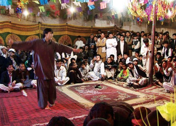 Bača beriš med plesom za moško publiko v severni provinci Takhar jeseni leta 2009.