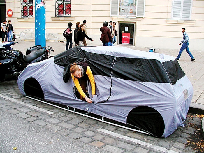 Projekt Michaela Rakowitza P(lot) problematizira zasedanje javnega prostora s parkiranjem.