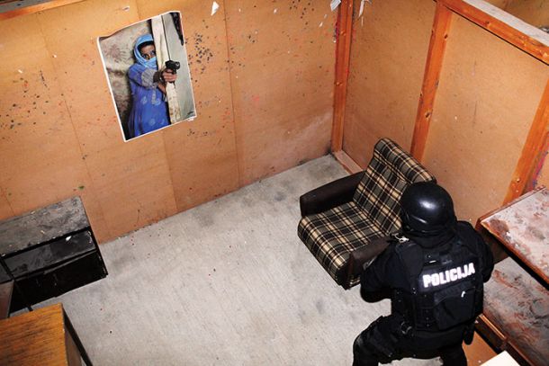 Slovenski policist in slika muslimanke s pištolo