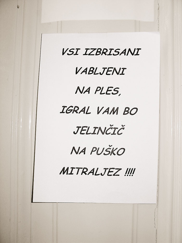 Poziv na vratih poslanske skupine SNS v državnem zboru
