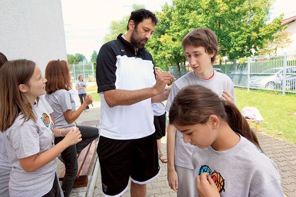 VLADE DIVAC, PROSTOVOLJSKA AKCIJA ZA PREUREDITEV ŠOLSKEGA IGRIŠČA OŠ LIVADA, NBA IN SLOVENSKA FILANTROPIJA, LJ