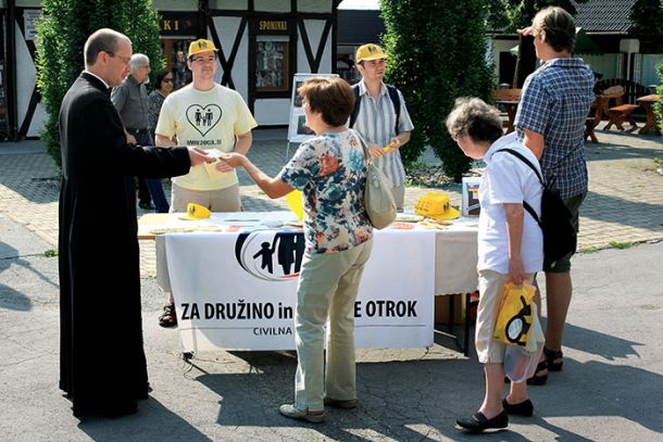 Propaganda: Letake proti družinskemu zakoniku so na Brezjah delili tudi duhovniki