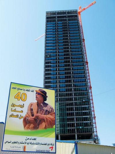 Reklamni pano južnokorejskega podjetja Daewoo, posvečen Gadafiju, »graditelju slave«, ob 40-letnici njegove vladavine. Tripolis, september 2009
