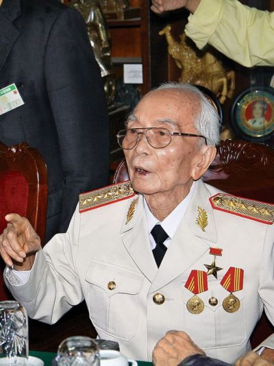 General Giap leta 2008.