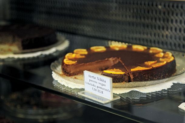 Veganska torta. Brez jajc, brez mleka, brez masla itd. A še vedno sladka.