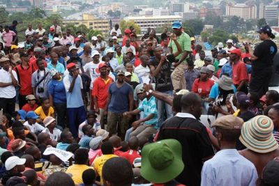 Maxwell Dlamini nagovarja protestnike
