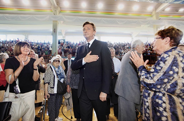 Borut Pahor ob stoječih ovacijah na proslavi ob obletnici priključitve Primorske matični domovini v Renčah, 24. septembra 2011
