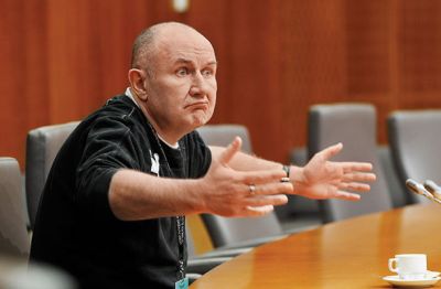 V SDS so izkoristili izbrisanega Milana Simiča, na katerega so obesili dolgove propadlega brezplačniškega projekta.