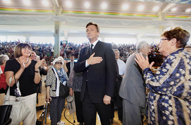 Borut Pahor ob stoječih ovacijah na proslavi ob obletnici priključitve Primorske matični domovini v Renčah, 24. septembra 2011