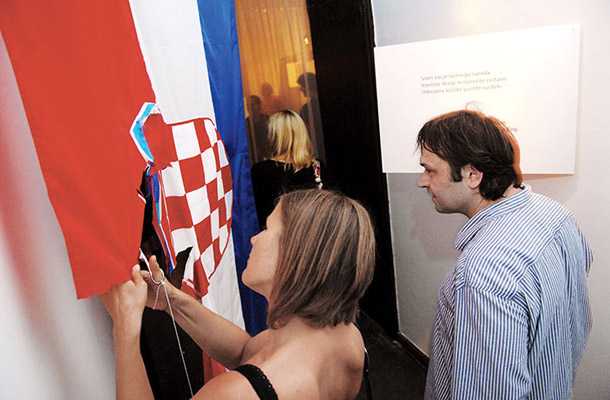 Umetniški akt rezanja hrvaške zastave (predstava Janeza Janše na reškem gestivalu Zoom)