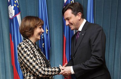 Je poskus zamenjave nadzornikov NLB res politično motiviran? Direktorica Agencije za upravljanje kapitalskih naložb države Dagmar Komar (na sliki z odhajajočim predsednikom vlade Borutom Pahorjem) ta očitek odločno zavrača, češ da je presoja agencije o zamenjavah nadzornikov »povsem avtonomna in strokovna«. 